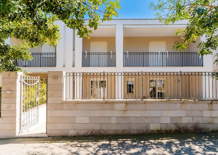 Elettra In Centro * أوترانتو